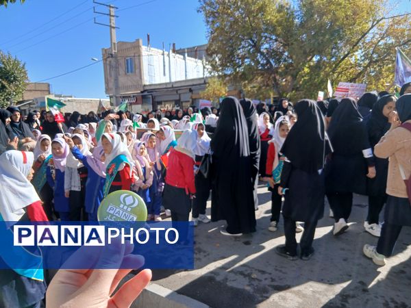 حضور پرشور فرهنگیان و دانش‌آموزان چاراویماق در یوم‌الله  ۱۳ آبان