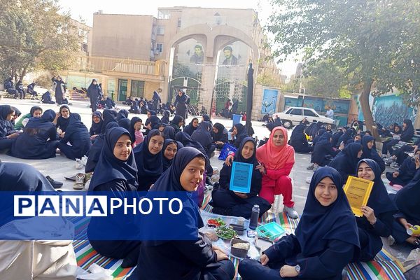 برگزاری نمایشگاه و مراسم صبحانه سلامت به مناسبت هفته تربیت بدنی در دبیرستان راضیه شکرایی ناحیه دو شهرری 