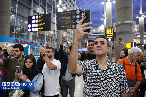 بازگشت تیم ملی وزنه‌برداری با جام قهرمانی‌