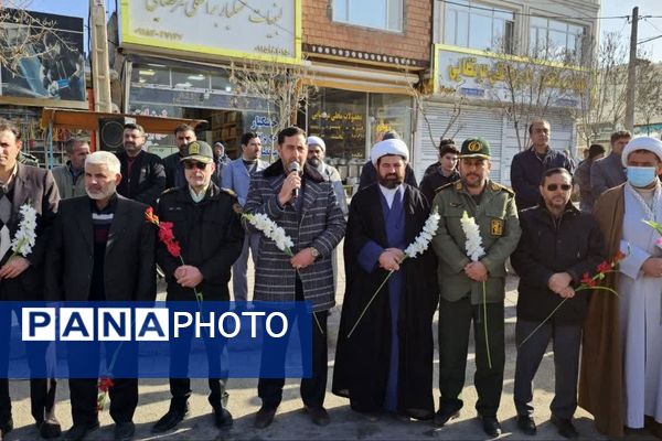 گلباران تمثال مبارک حضرت امام خمینی (ره) در سالروز ورود تاریخی و آغاز دهه فجر انقلاب اسلامی ایران 