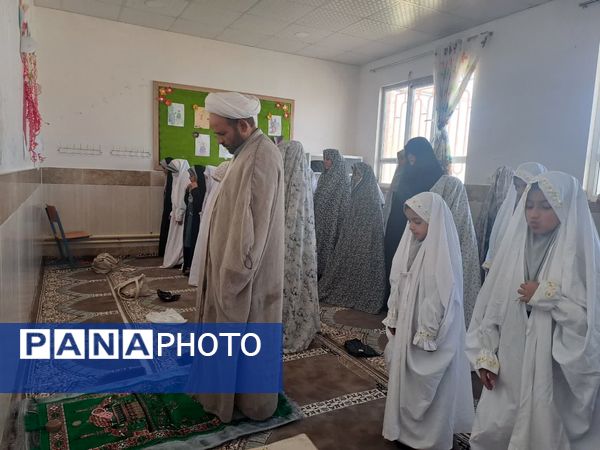 نماز جماعت در نمازخانه آموزشگاه زهرا عبداللهیان ارغا 