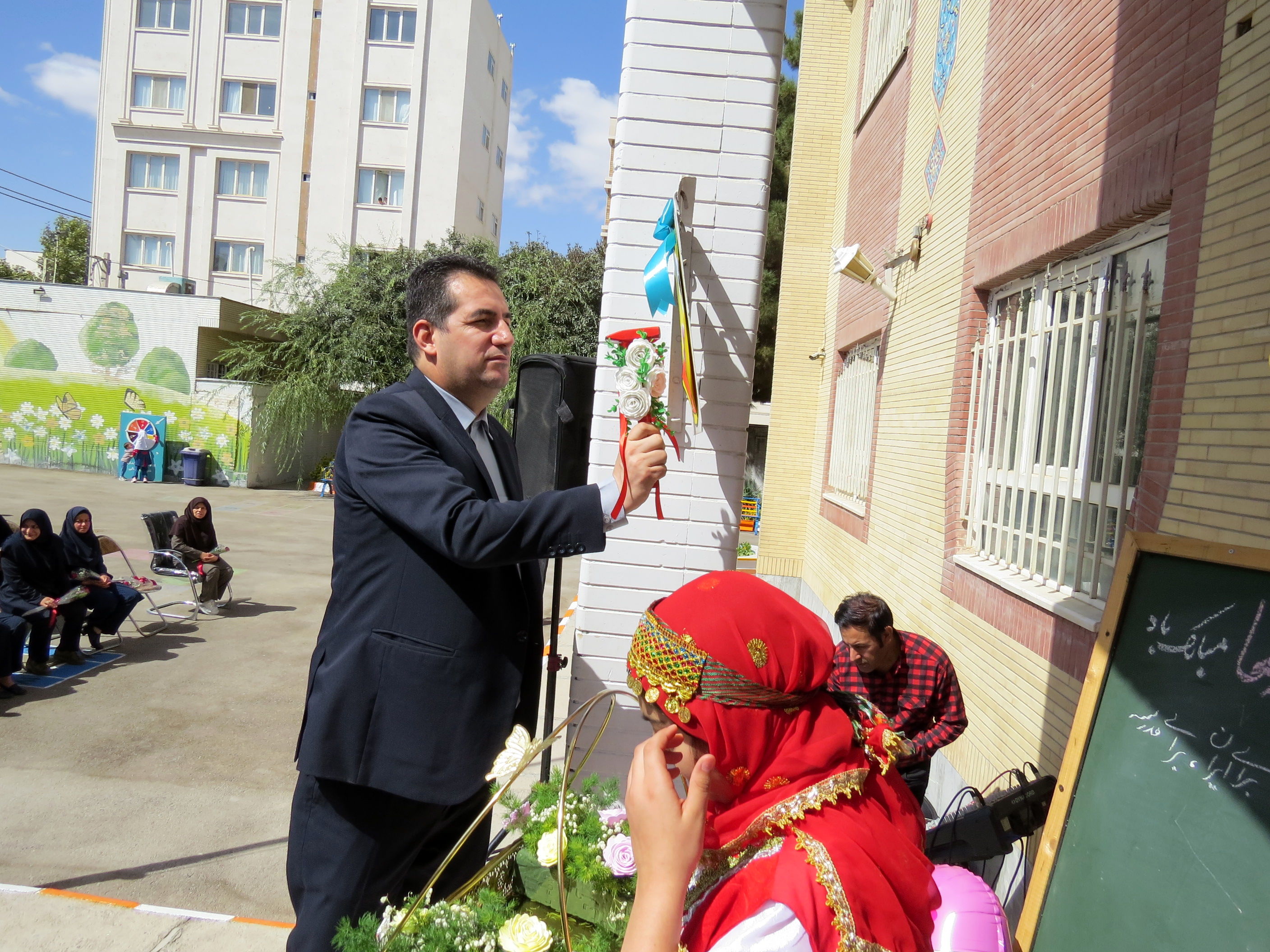 نواختن زنگ اول مهر در مدرسه شهدا فرهنگی 