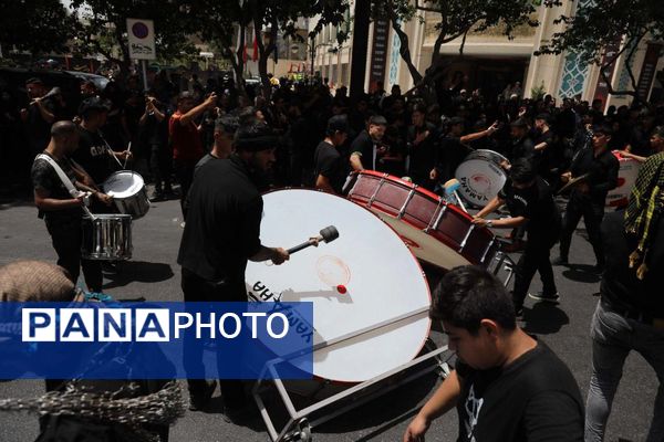 رود اشک و عشق در مسیر حرم همزمان با شکوه عزاداری هیئات‌ در خیابان‌های مشهد