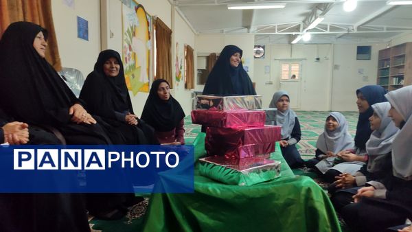 تقدیر از دانش آموزان فعال و تکریم همسر و فرزندان شهدای دبستان شاهد حاج تقی آقا بزرگ مشهد