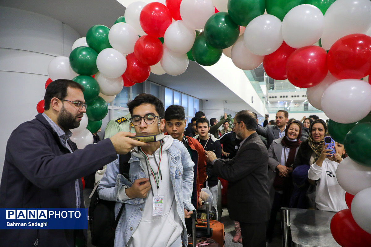 آیین بدرقه دانش‌آموزان و مربیان عمره‌گزار به سرزمین وحی