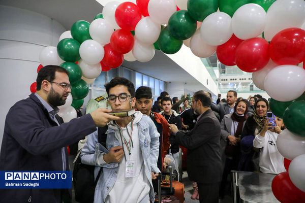 آیین بدرقه دانش‌آموزان و مربیان عمره‌گزار به سرزمین وحی