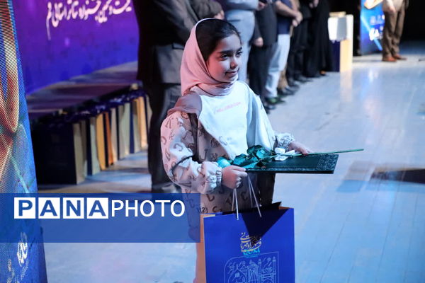 آیین تقدیر از برگزیدگان بیست و ششمین جشنواره تئاتر استان قم