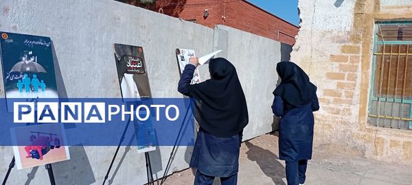 نمایشگاه پیشگیری از آسیب های اجتماعی در دبیرستان مادرمهربان خلیل آباد