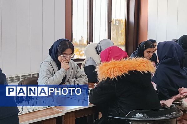 رقابت فکری دانش‌آموزان ورامینی در مسابقات شطرنج کانون هدایت