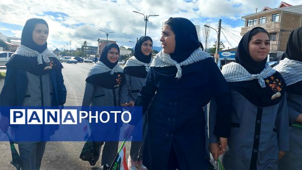 حضور پر شور نسل آینده در راهپیمایی روز دانش آموز 