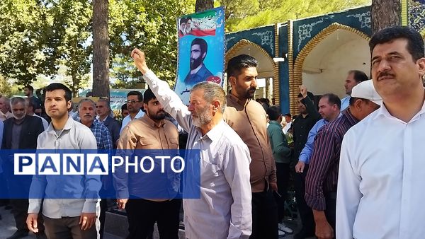 تجمع مردم ولایت مدار نیشابور در حمایت از غزه  در کنار مزار شهدا 
