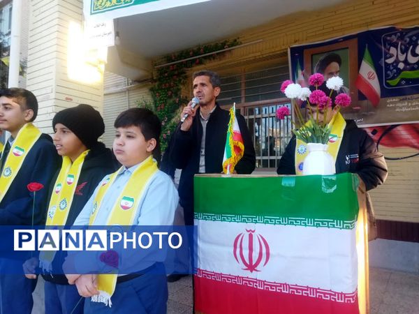 گرامیداشت دهه فجر با حضور گروه پیشتازان دبیرستان نمونه دانش