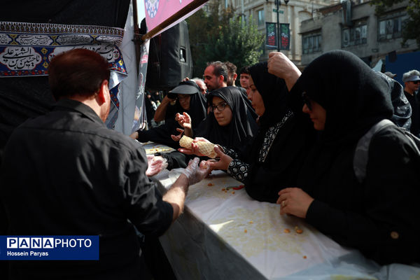 موکب «عشاق‌الحسین» سازمان دانش آموزی در راهپیمایی خانوادگی جاماندگان اربعین حسینی - تهران