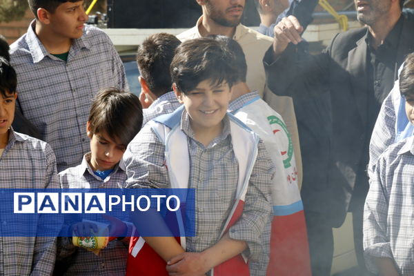 حضور پرشور دانش آموزان محلاتی در راهپیمایی 13 آبان 