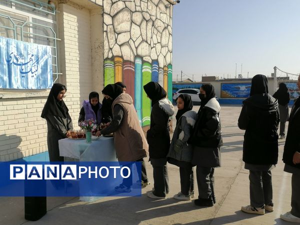 برپایی ایستگاه صلواتی در دبیرستان حاج مهدی روحانی شهرستان خلیل آباد 