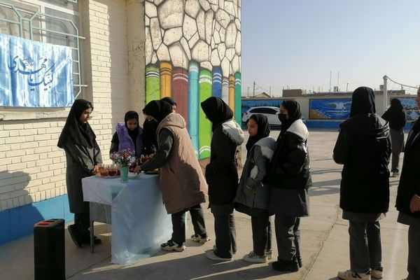 برپایی ایستگاه صلواتی در دبیرستان حاج مهدی روحانی شهرستان خلیل آباد 