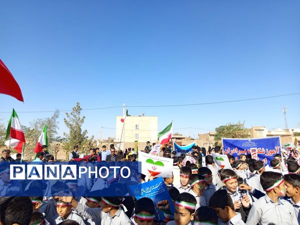 قدم‌های کوچک، ایمان‌های بزرگ؛ حضور باشکوه دانش‌آموزان دبستان برادران ابراهیمی‌نیا در ۱۳ آبان