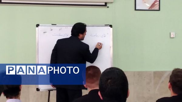 جلسه‌ مشاوره‌ای و توجیهی کنکور در دبیرستان معلم ساوجبلاغ