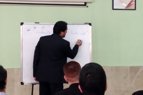 جلسه‌ مشاوره‌ای و توجیهی کنکور در دبیرستان معلم ساوجبلاغ