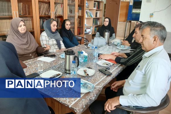جلسه انجمن اولیا و هیات امنا در مدرسه پویش ناحیه ۳ شیراز