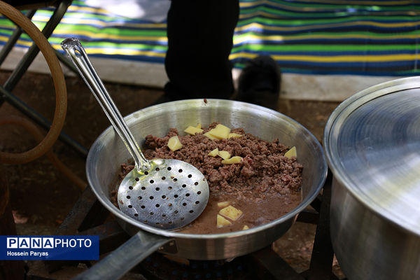 پخت غذا توسط پیشتازان در یازدهمین اردوی ملی اعضا و مربیان تشکیلات پیشتازان پسر کشور