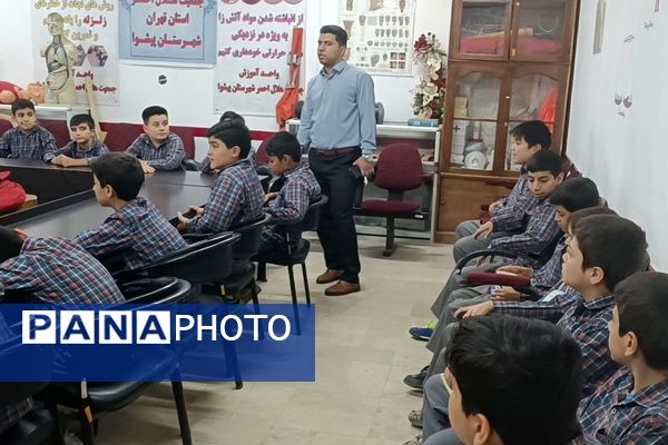 بازدید دانش‌آموزان دبستان علامه طباطبایی از جمعیت هلال‌احمر پیشوا