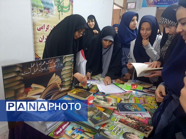 صدای ورق زدن کتاب، نوای دبیرستان شاهد تکتم در هفته کتاب