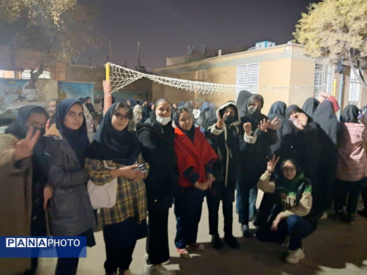 رصد ستارگان در مدرسه عزت طلایی