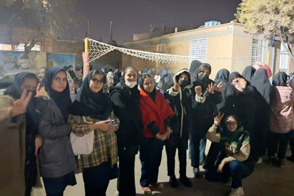 رصد ستارگان در مدرسه عزت طلایی