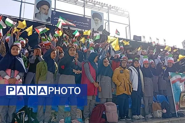 استادیوم ورزشی شهدای شهرستان قدس میزبان پرشورترین مراسم روز دانش‌آموز 
