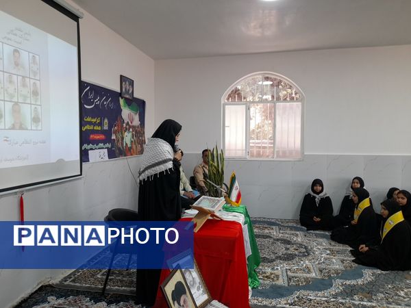 جلسه پیشگیری از آسیب‌های فضای مجازی همزمان با هفته نیروی انتظامی در آموزشگاه تکتم 