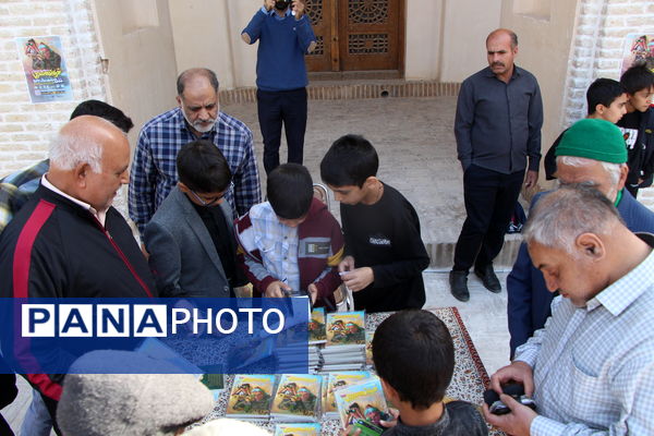 میز کتاب (فرمانده سری) در نماز جمعه شهر یزد