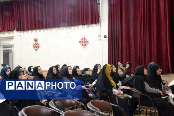 برگزاری کارگاه آموزشی مربیان پیشتاز در محل کانون فضیلت شهرستان نجف آباد 