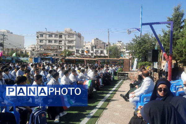 نواختن زنگ مهر در مدرسه هیات امنایی رازی ناحیه ۴ شیراز 