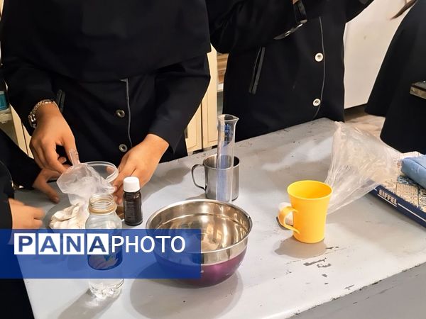 اجرای آزمایش‌های جذاب توسط دانش‌آموزان پایه های هفتم مدرسه انیس خوش قدم 