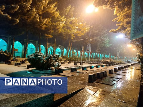 حال و هوای گلزار شهدا با بارش برف الهی