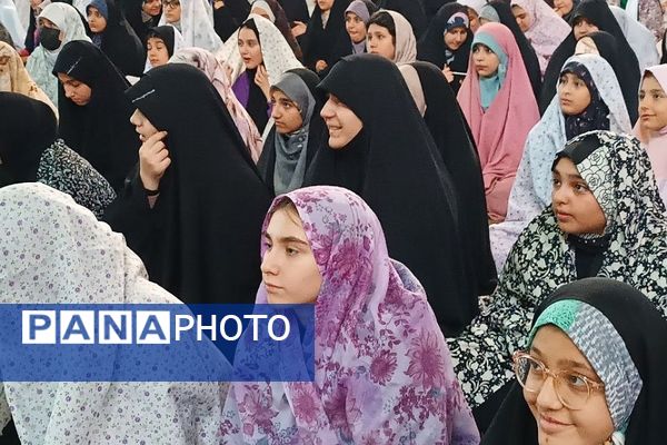 لحظات ناب راز و نیاز دانش‌آموزان دختر اسلامشهری در خلوت عاشقانه با خدا در اعتکاف