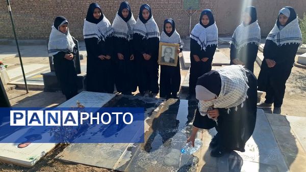 ادای احترام دانش‌آموزان میبدی به شهدای جنگ تحمیلی 