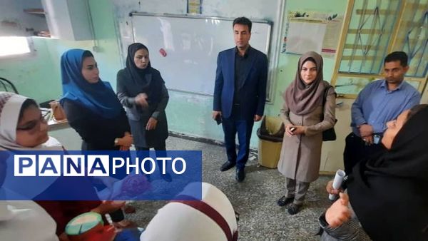 بازدید مدیر آموزش و پرورش حاجی آباد از دبستان استقلال