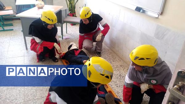 برگزاری مانور زلزله در مدرسه فاطمیه شهرستان آببر