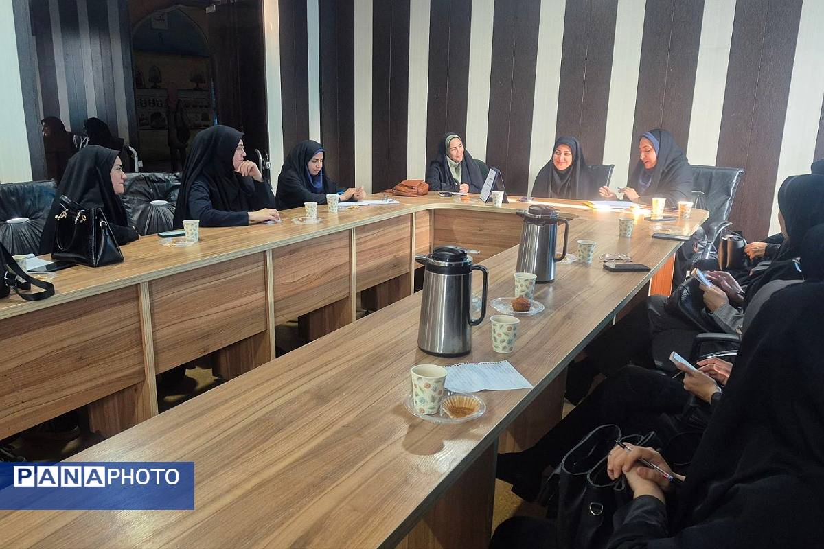 جلسه توانمندسازی نیروی های جدید الاستخدام حوزه پرورشی اداره آموزش و پرورش کهریزک 