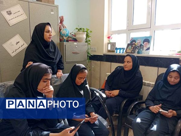 آزمون غربالگری پایه نهم در دبیرستان مادرمهربان خلیل آباد