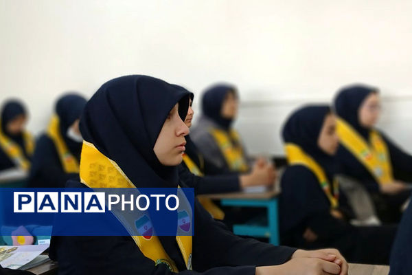 تجلیل از فرزند شهید صفری در کلاس درس با حضور یکی از همرزمان پدر