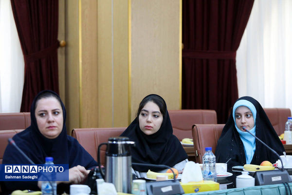 نشست صمیمی رئیس مرکز اطلاع رسانی و روابط عمومی وزارت آموزش و پرورش با خبرنگاران و اصحاب رسانه