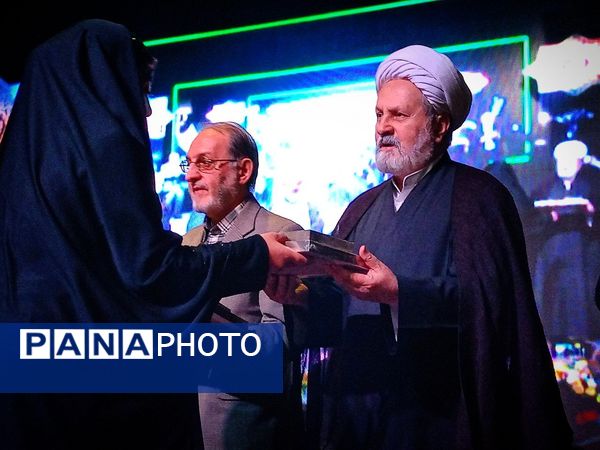 آیین اختتامیه ترنم وحی با تجلیل از برترین های قرآنی