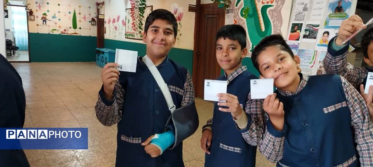 نشاط انتخاباتی و رای گیری شواری دانش‌آموزی در دبستان پسرانه حضرت قاسم(ع)