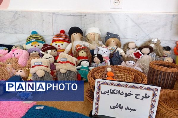 نمایشگاه کارهای دستی دانش‌آموزان طرح خوداتکایی در دبیرستان شهید مجید دهنوی نیشابور