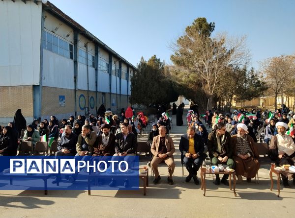 نواختن زنگ انقلاب در دبیرستان بنت‌الهدی صدر رضویه