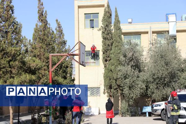 برگزاری مانور سراسری زلزله و ایمنی در مدرسه شهید دهقان 