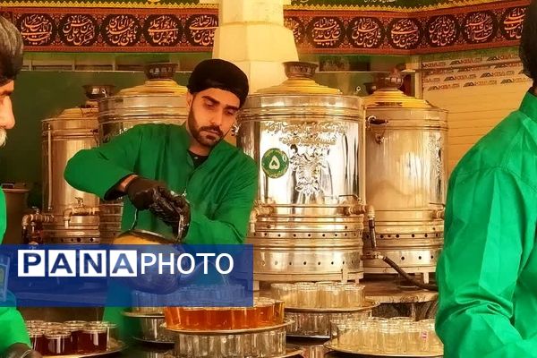 حضور خادمان اصفهانی در چایخانه امام رضا«ع» مشهد